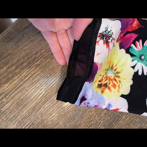 Old Navy: Go Dry Floral Capri Leggings. Size Medium - Picture 3 of 3